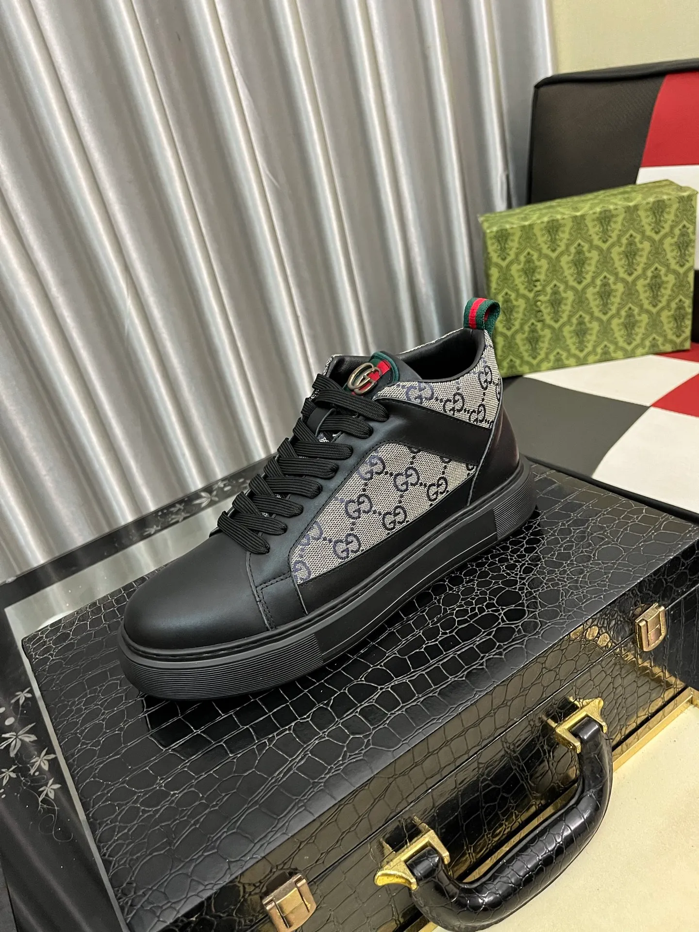 Men's shoes💰438⌚️⌚️[Gucci] Gucci's new men's genuine leather casual shoes, the highest version on the market, any comparison is welcome🆚! The original leather has excellent texture and is super high-end! Fetal sheep net lining imported from Italy, removable pad! Luxurious materials and fine workmanship, highly recommended! Code number: 38-444️⃣Colors available